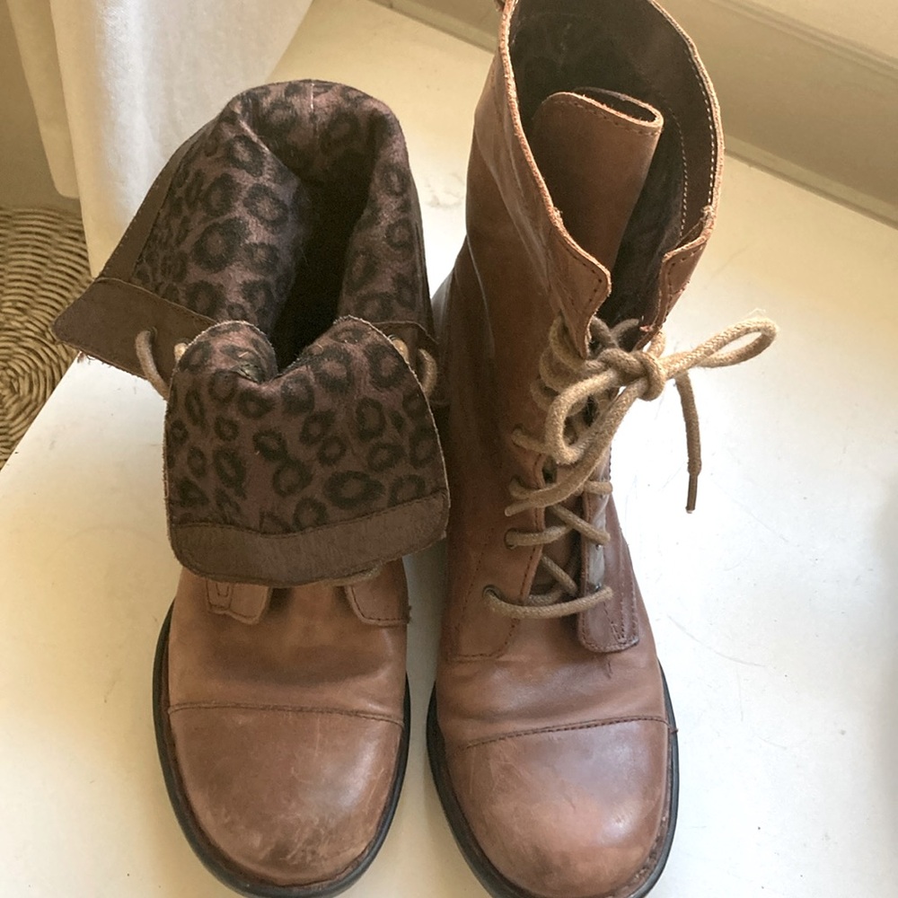 Short distressed Born laced boots with leopard lining size 7